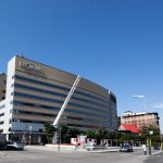 Pavillon président Kennedy de l'UQAM avec un beau ciel bleu
